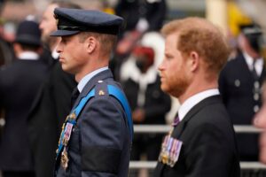 Prince Harry’s Midnight Palace Intrusion: A Royal Scandal Unfolds